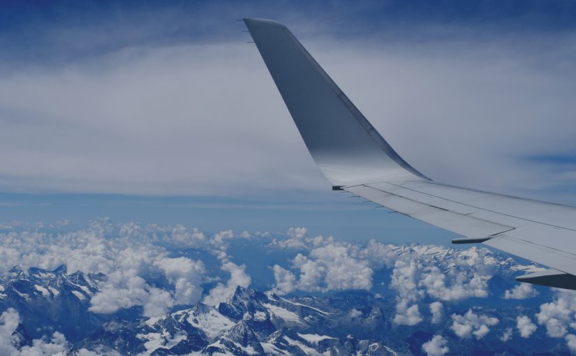 ดูจากหน้าต่างเครื่องบินไปยังภูเขาปีกของเครื่องบิน